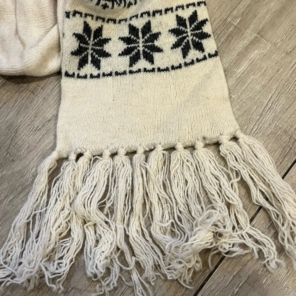 Cozy Cream and Charcoal Grey Fringed 100% Wool Scarf Snowflake Pattern